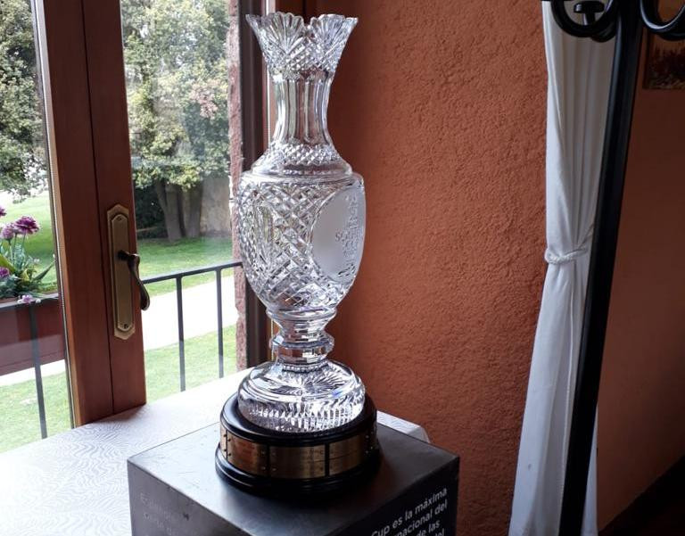 Noticia | El trofeo de la Solheim Cup, de visita en Golf Montanyà